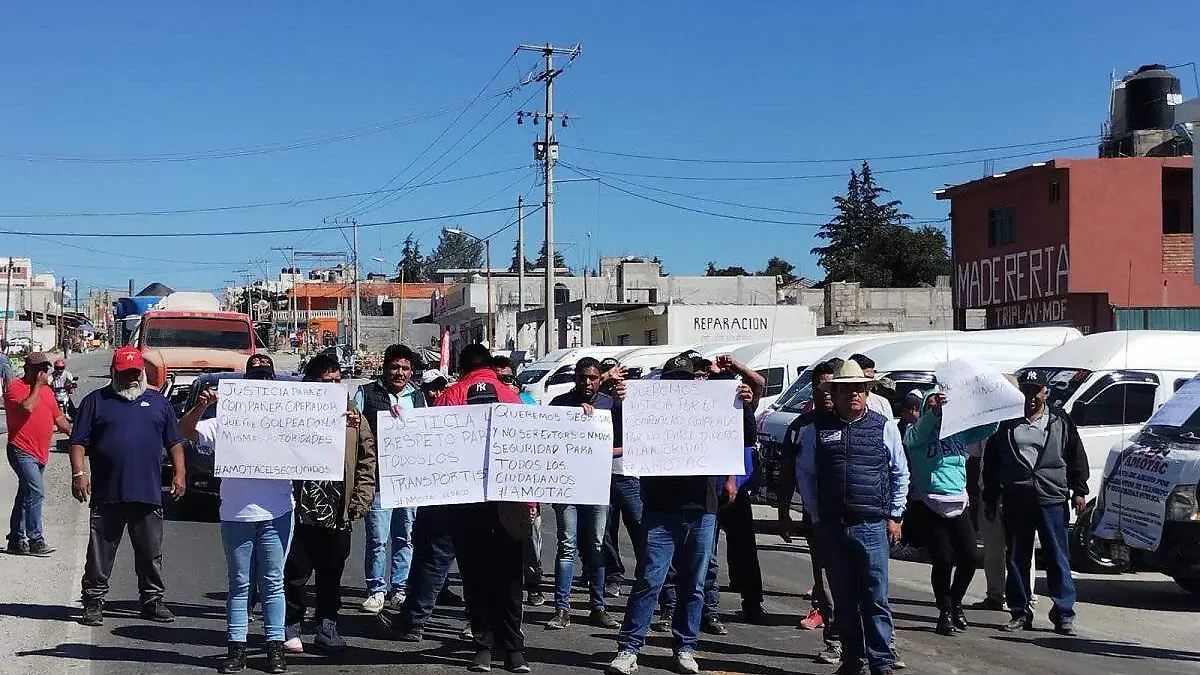 Transportistas liberan bloqueos en cinco municipios de Puebla